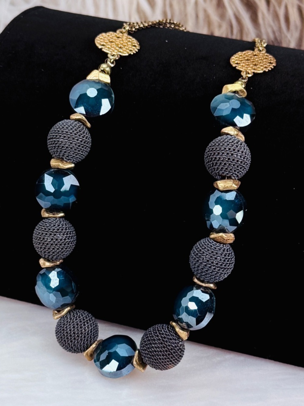 Gorgeous, vintage weighted, reflective, blue accent necklace - Picture 7 of 9
